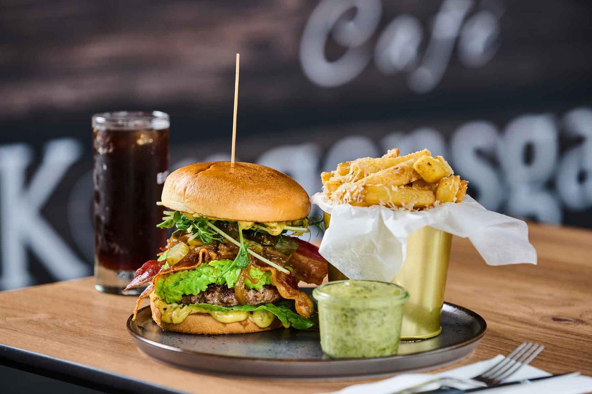 Burgermenu med fritter og dyppelse