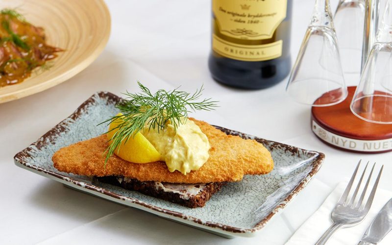2 stk. valgfrit smørrebrød og en dessert

