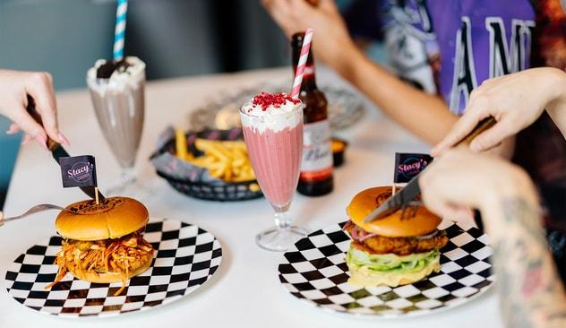 Valgfri burgermenu hos Stacy's Diner