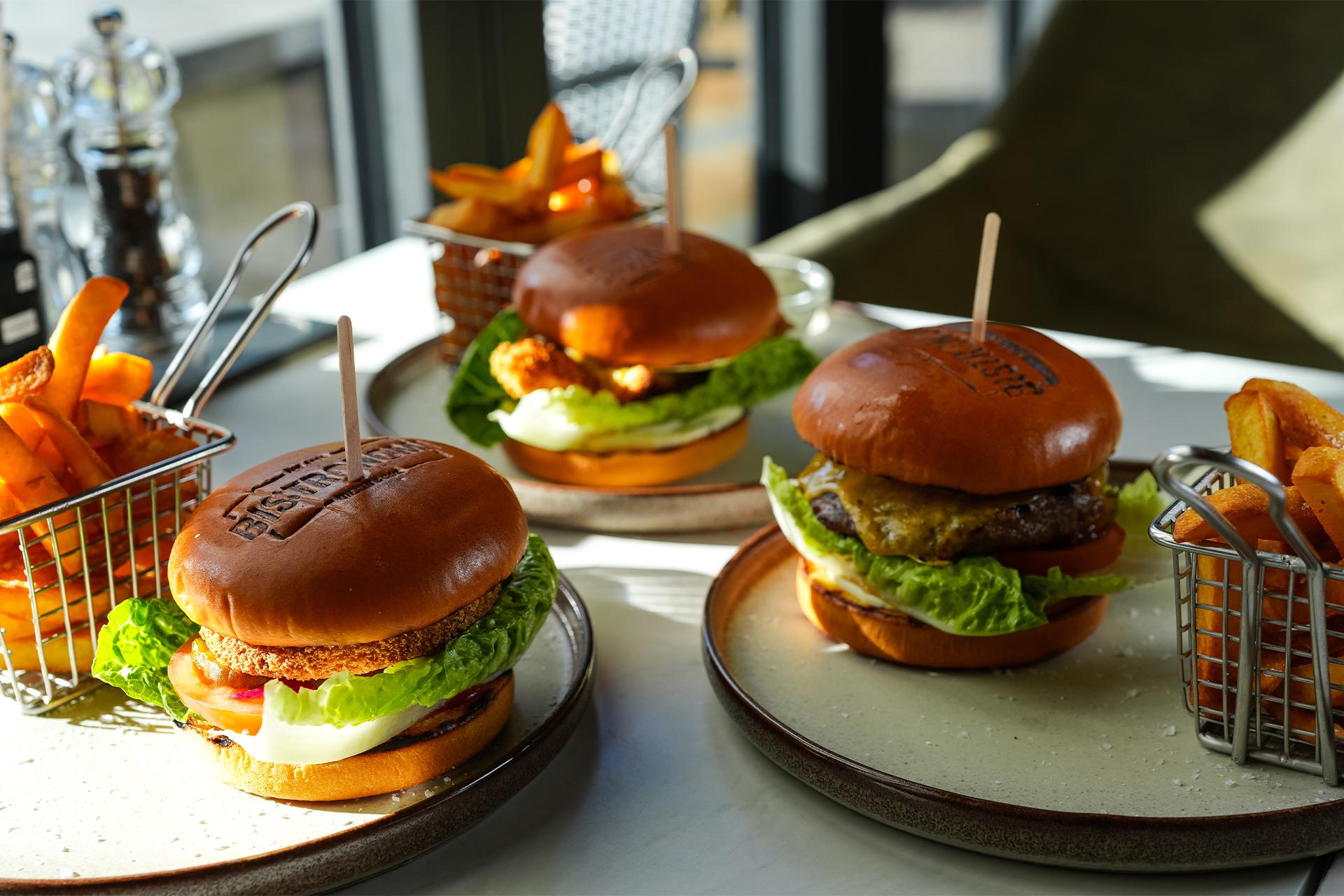 Valgfri burger med fritter og valgfri dip
