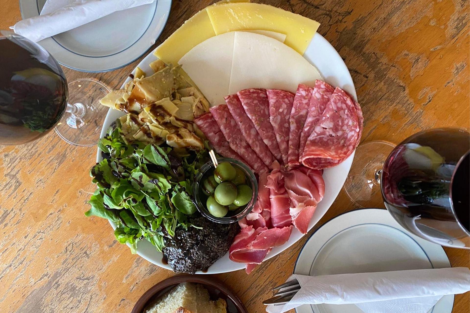  Vin og tapas på café - til 2   velanmeldt