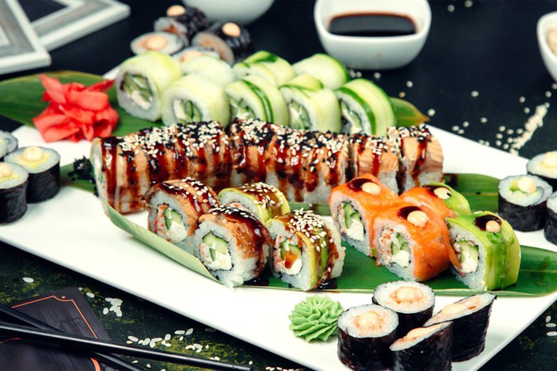 Ad libitum-sushi, varme specialiteter og desserter 
