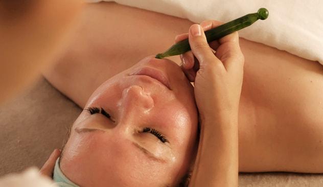 En Gua Sha Beyond-behandling hos Aku Spa
