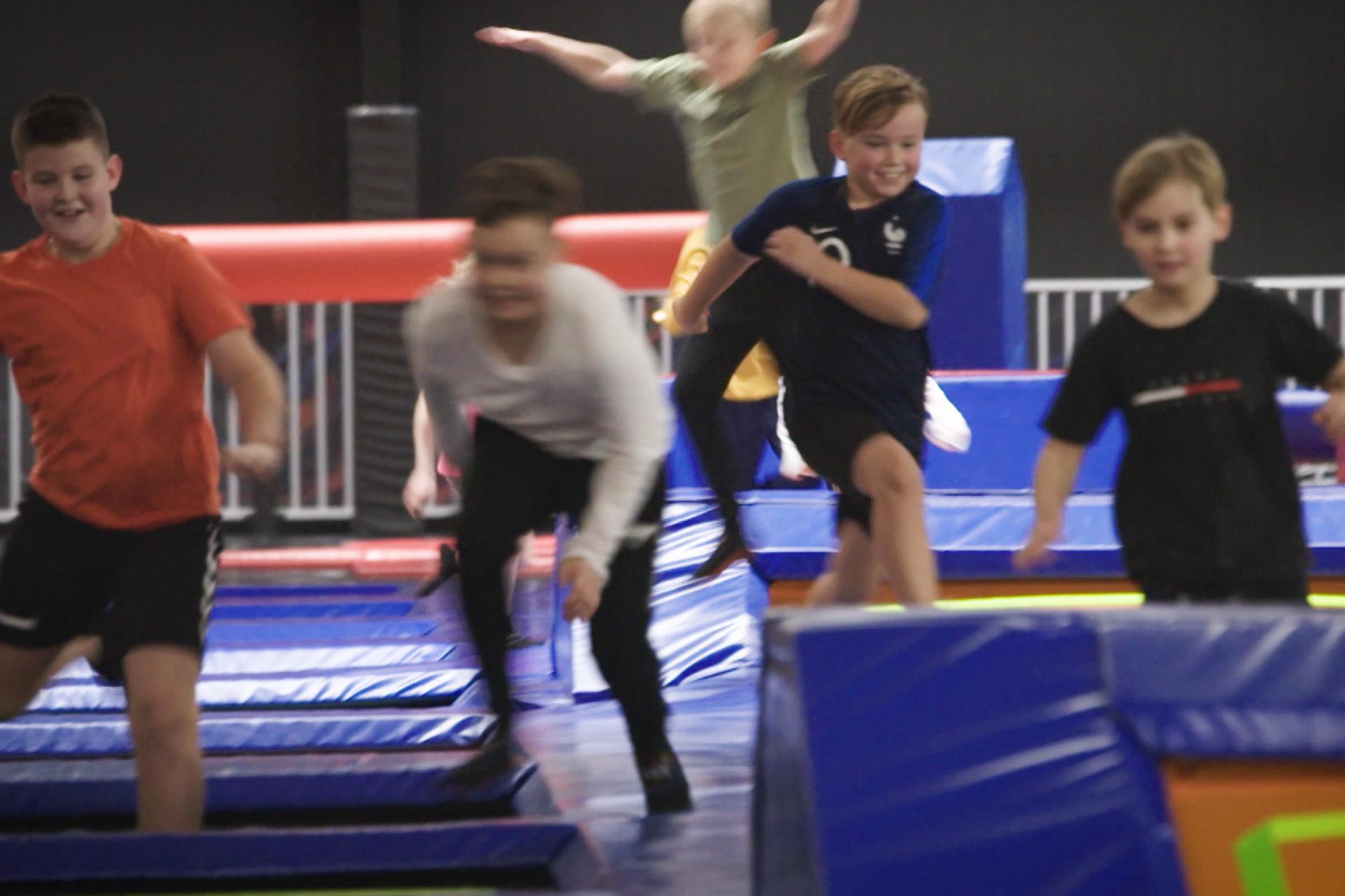 2 timer i trampolinpark