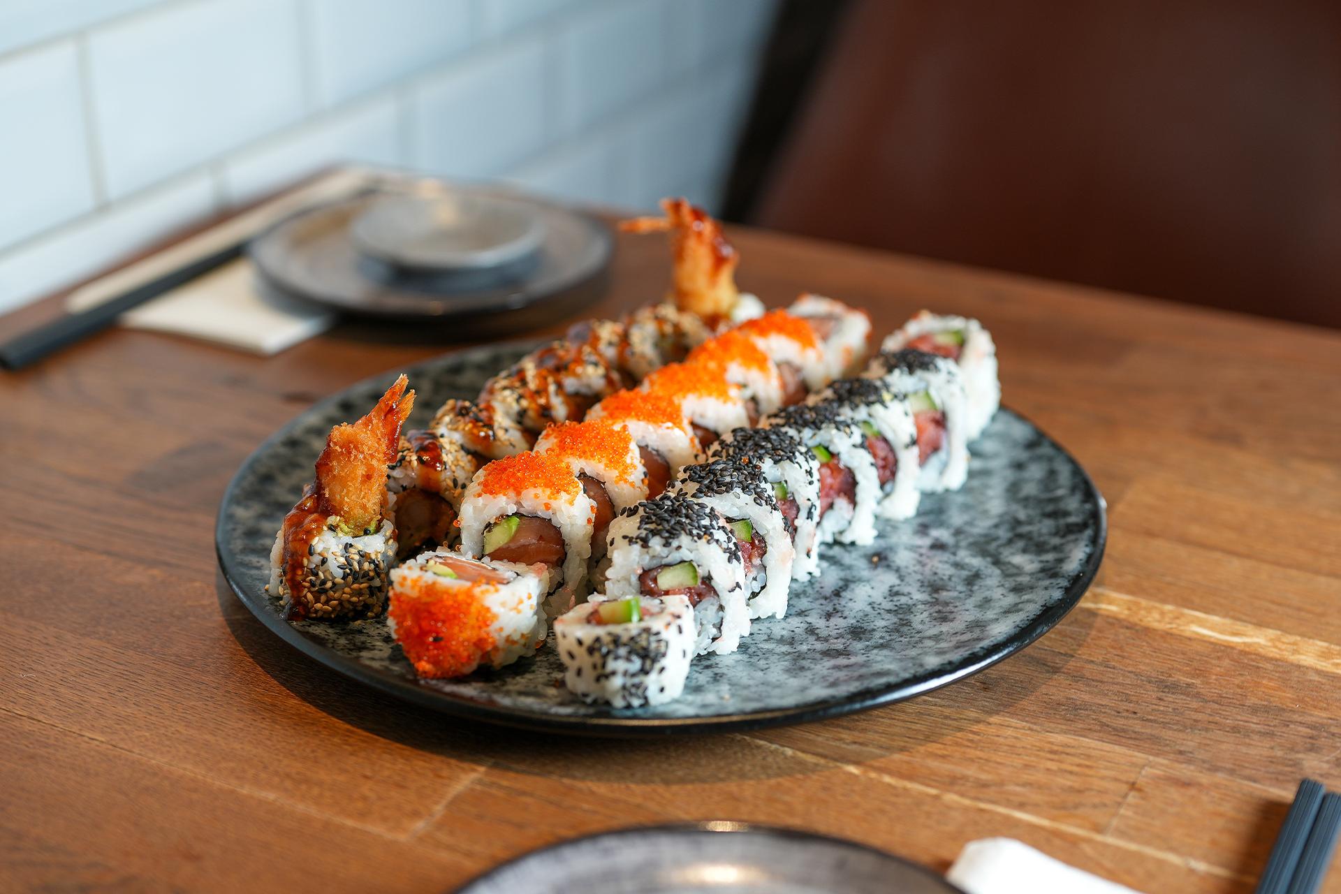 Tag-med-sushimenu med 40 stykker