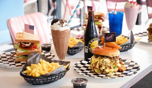 Valgfri burgermenu hos Stacy's Diner