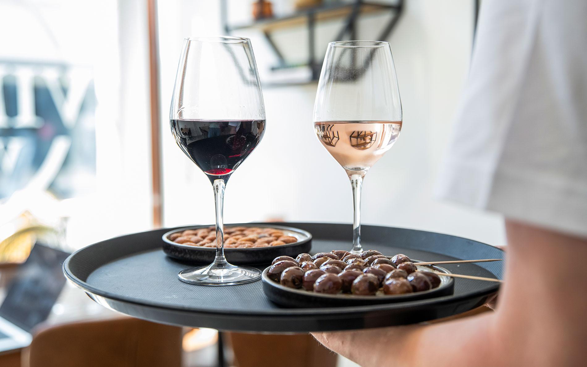 2 glas vin inkl. snacks