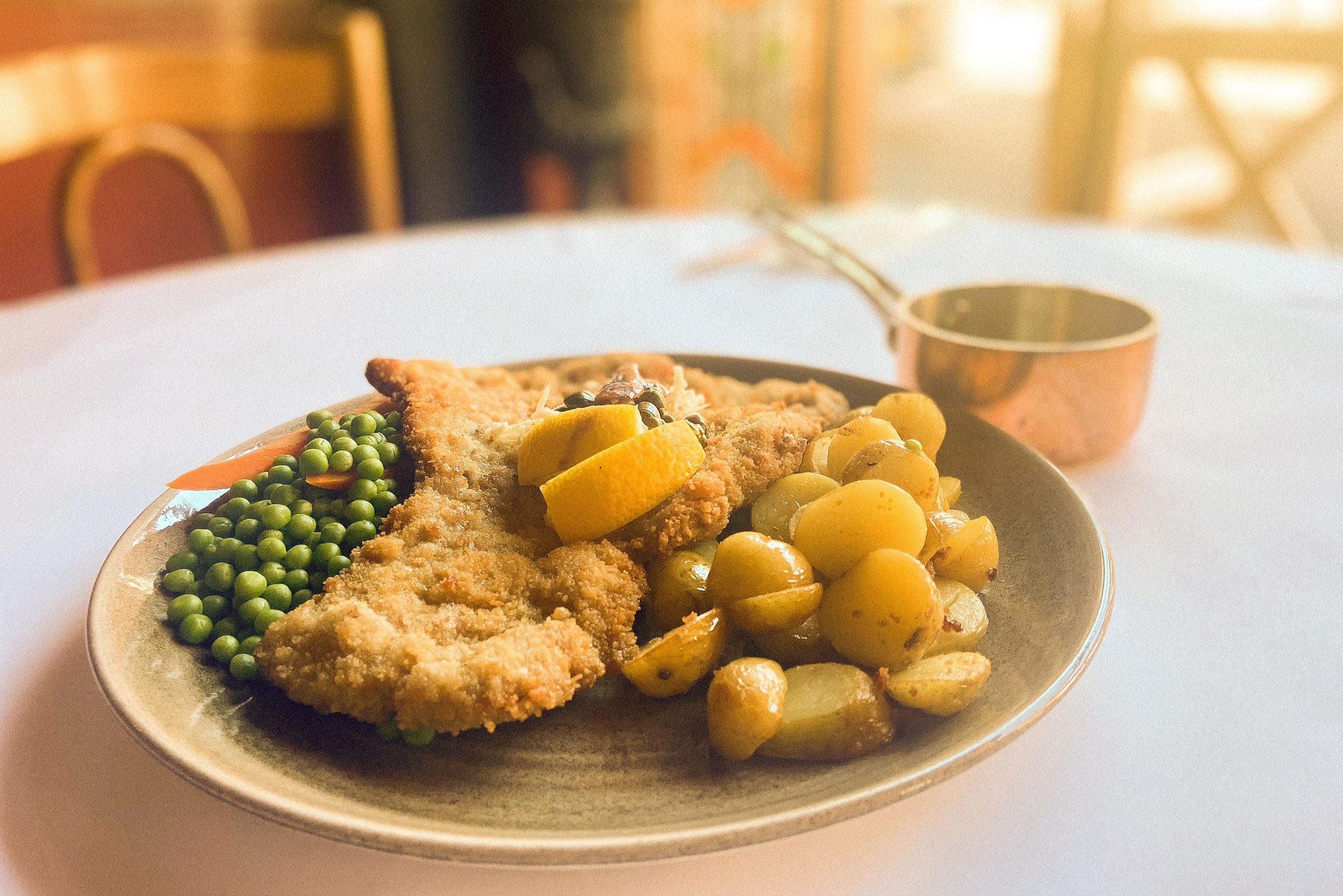 Wienerschnitzel med tilbehør