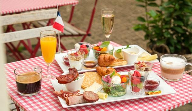 Brunch & mimosa 