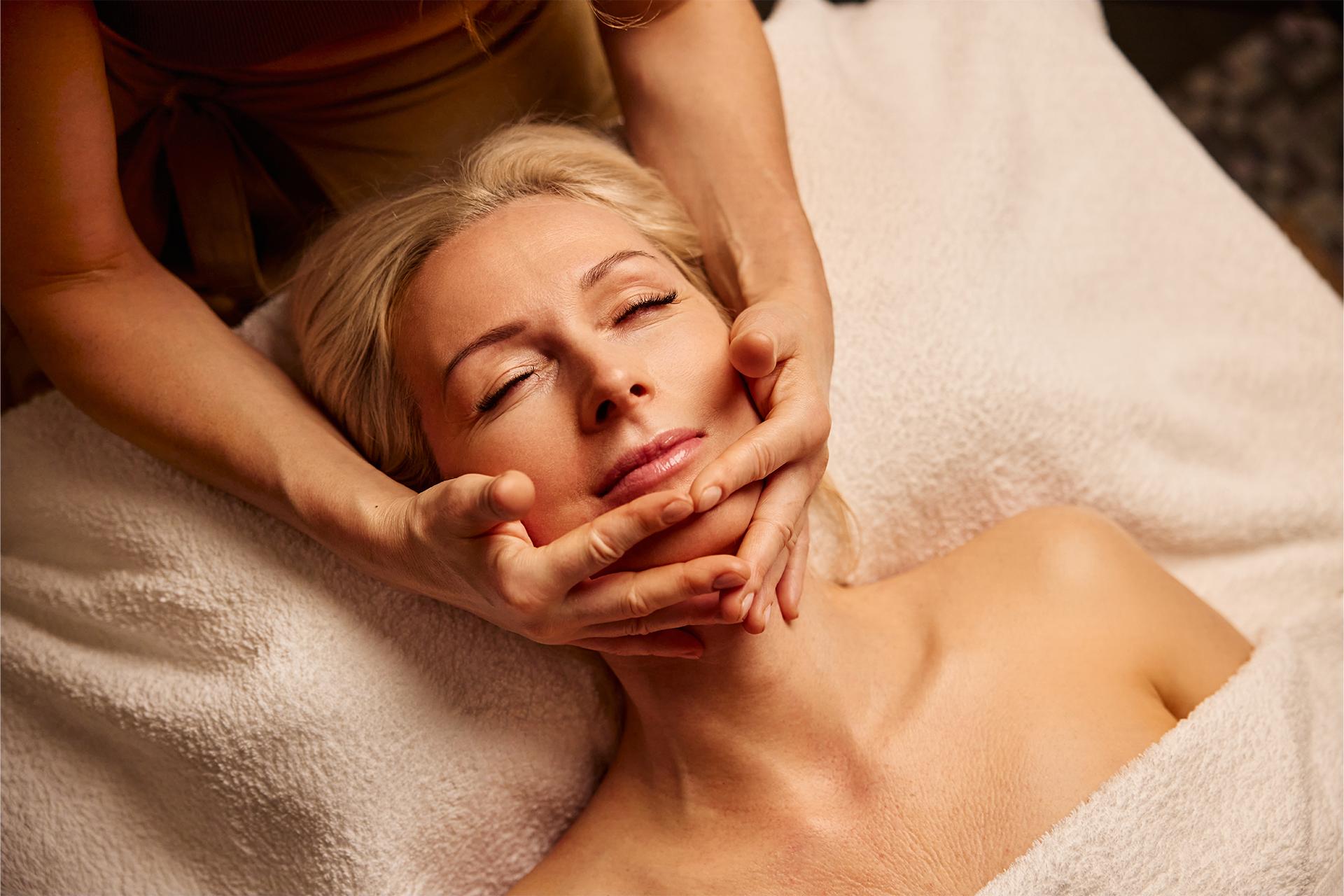 Deal på 45 minutters ansigts- og hovedbundsmassage
