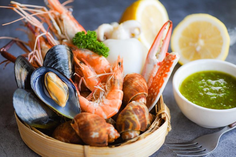 Anretning med fisk og skaldyr
