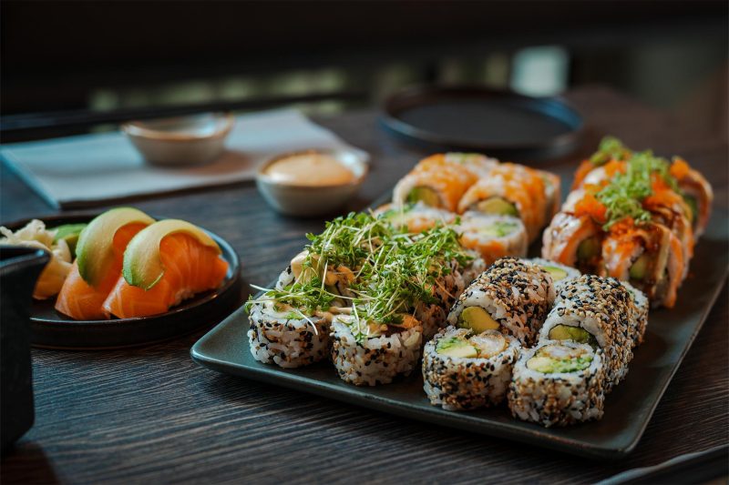 Takeawaymenu med 34 stykker sushi