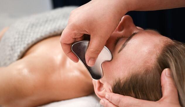 Gua Sha-ansigtsbehandling