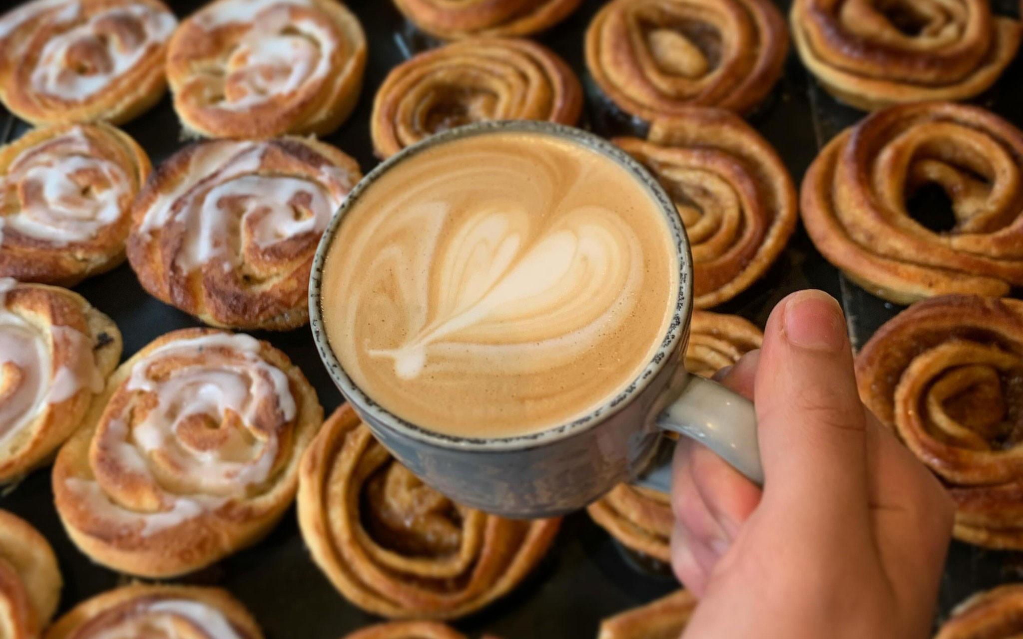 Valgfri kaffe og hjemmelavet, smørbagt snegl