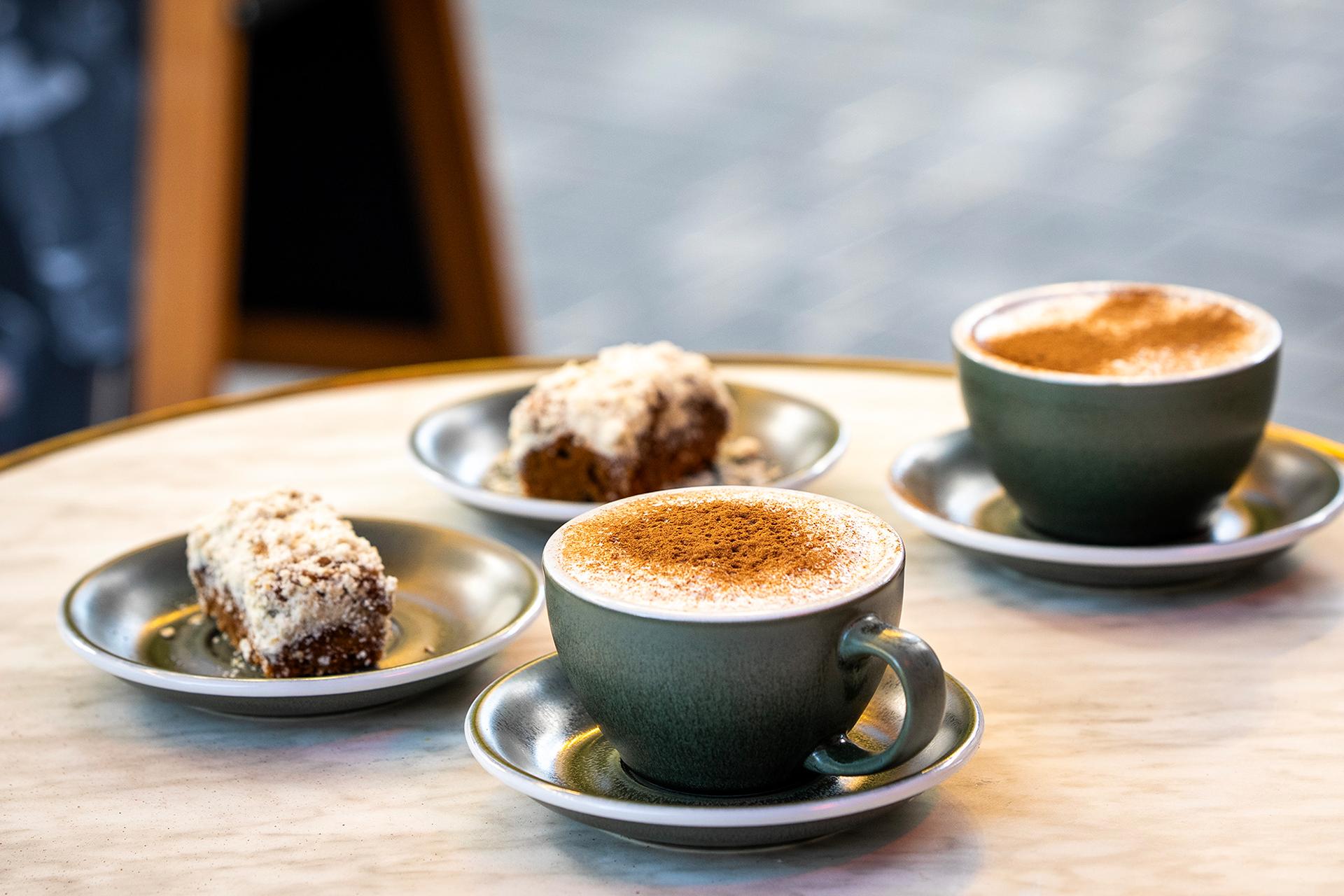1 kop kaffe eller te med 1 stk. kanelkage