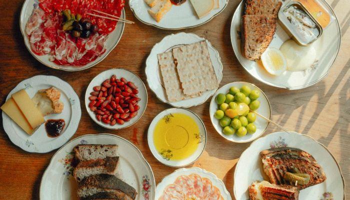 Vin, ost og charcuterie - Rustik vinbar på Istedgade med tapasretter og vine fra hele verden (Kun i aften)
