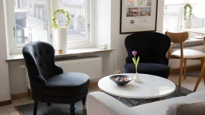 Lys morgenmadsrestaurant og udsigt fra tagterrassen