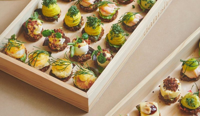 16 Mini-Smørrebrød fra Danish Minies - Smag Alle Dine Favoritter i Et Måltid