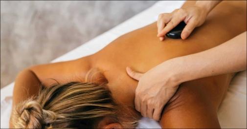 Dybtvirkende hot stone massage for ro og velvære