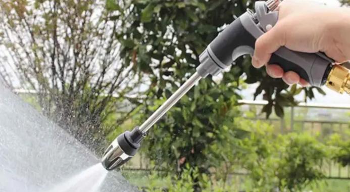 Robust højtryksdyse til vandslange - perfekt til vask af f.eks. biler, terrasser eller havemøbler