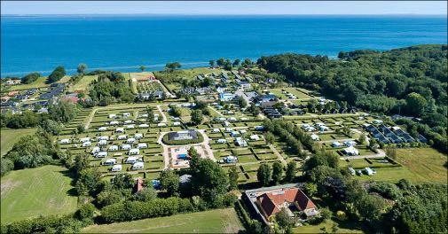 Sæsonplads på First Camp Skovlund ved Lillebælt - Udvalgt sølvsæsonplads inkl. op til 6 personer - inkl. fri pool