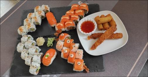 Nyd en lækker og indbydende sushioplevelse med 40 stk luksus sushi inkl. sprøde forretter
