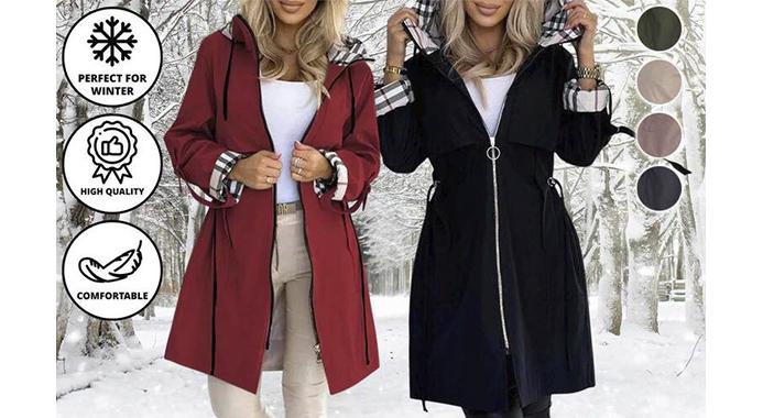 Deal på Burberry-inspireret ternet trenchcoat til kvinder med hætte i mellemlængde