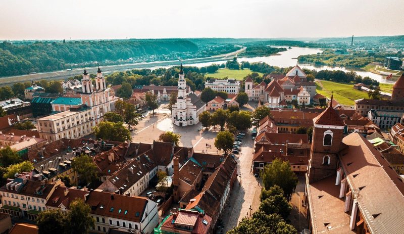 Deal på Oplev magiske Kaunas: Budgetvenligt ophold med fly og hotel!