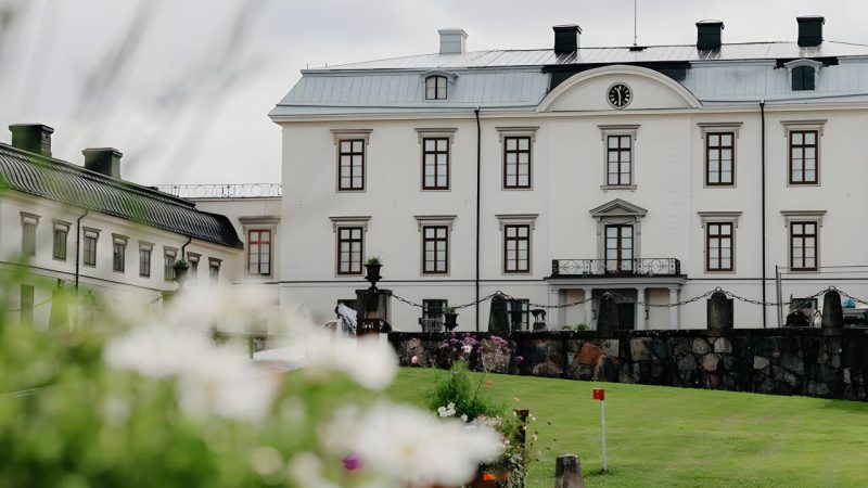 Historisk slotshotel med søudsigt og gourmetoplevelser nær Stockholm.