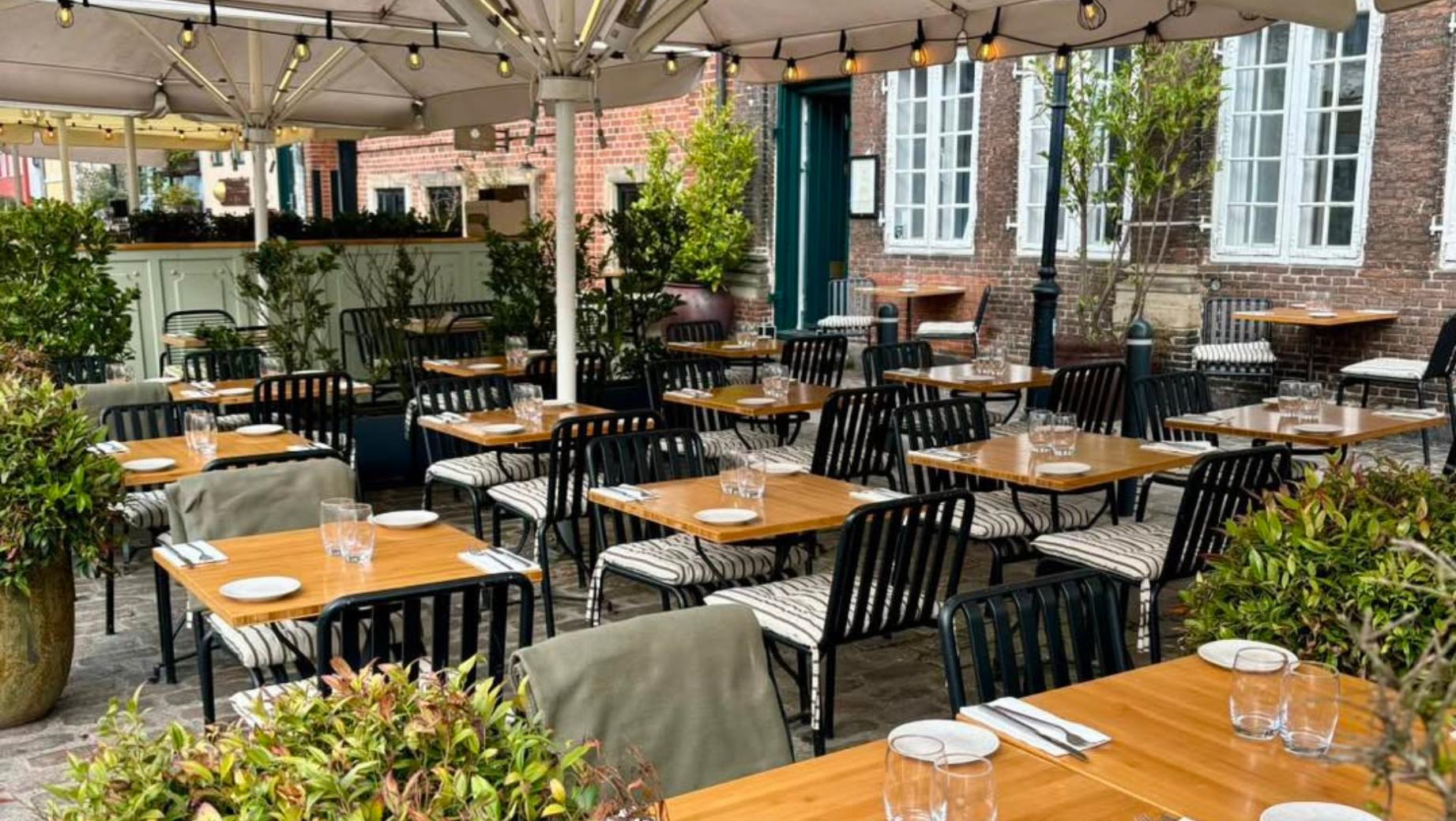 "absolut et besøg værd og klæder Nyhavn utroligt godt." - Berlingske