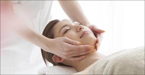 Få en renere og mere strålende hud med dybderens - Forkæl huden med en dybderensende ansigtsbehandling med glykolsyre hos Beauty by Yessi-K på Frederiksberg. Værdi kr. 895,-