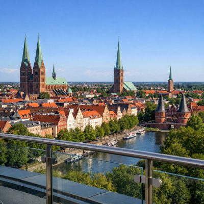 Ophold med morgenbuffet på Hotel Vier Jahreszeiten i Lübeck