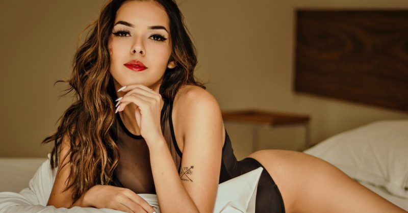 Personalized Photoshoot at Ella Boudoir with 2 Retouched Prints