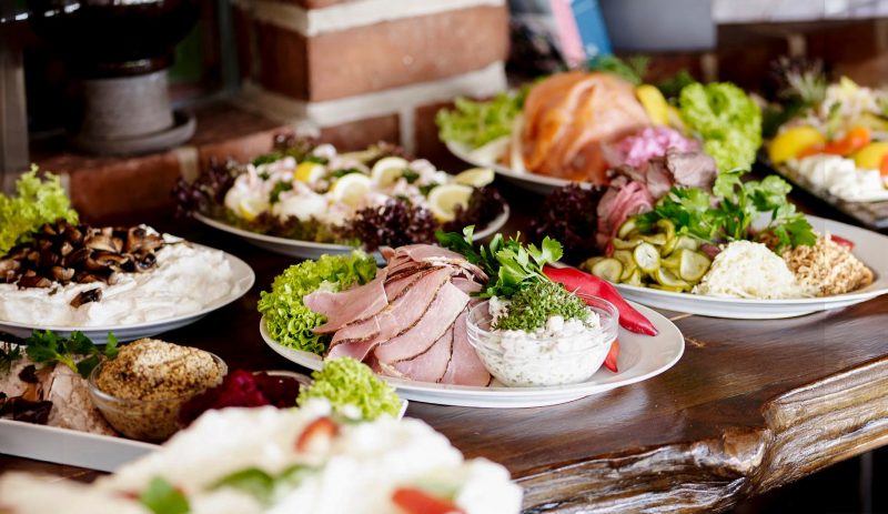 Frokostbuffet med drikkevarer på Bisserup Strand Kro