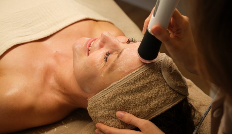 Få glød med ansigtsbehandling hos Dermatelier Skin Clinic