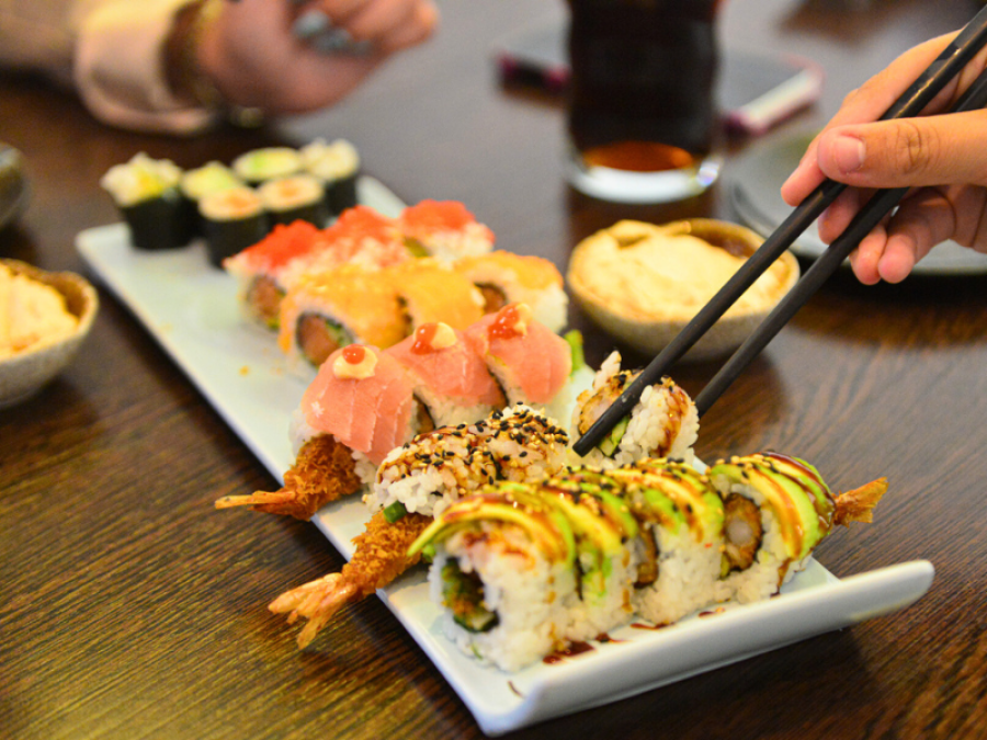 Spar 10% i aften: Er du vild med sushi? Hos Oyisi Sushi i Aarhus, kan du gå ombord i deres running sushi, hvor der er et godt udvalg af sushi, varme retter, sticks og desserter. Book hér og få rabat på hele regningen!