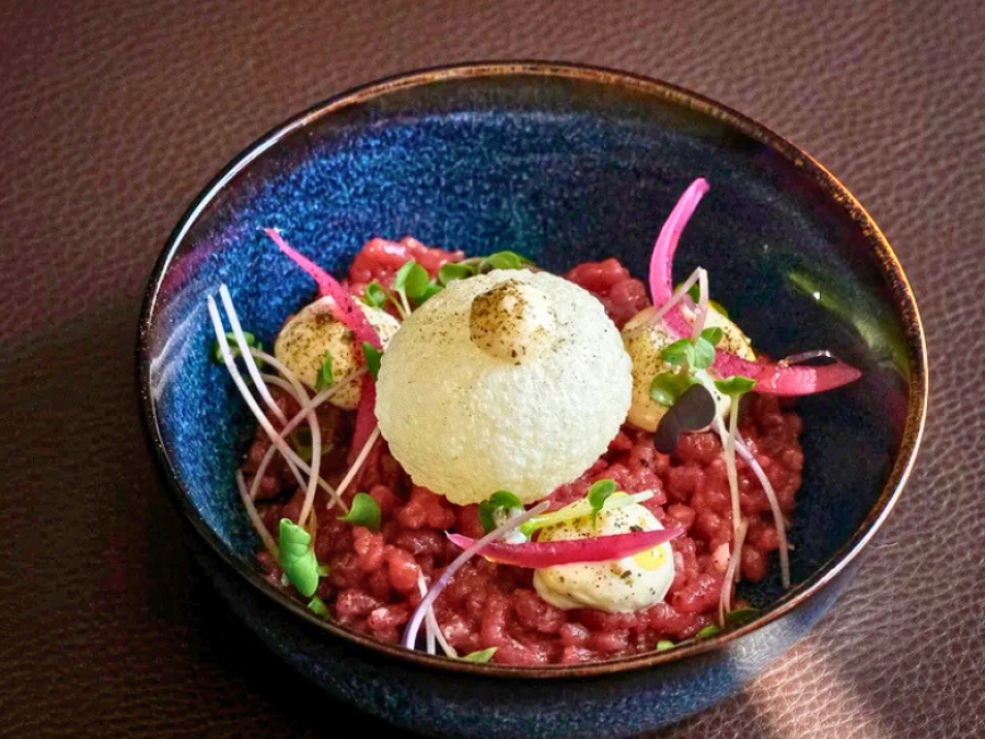 Spar 30% i aften: Velkommen til Coq en Pâte! Oplev autentisk fransk bistromad, tilberedt af en kok med Michelin-erfaring.
Kåret som den bedste franske restaurant på R2N og stolt modtager af Tripadvisors Travelers Choice Award i 2022. Book hér og få rabat på hele regningen!