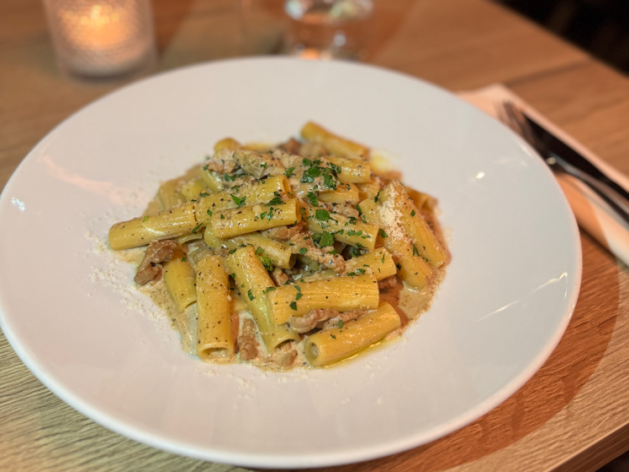 Spar 10% i aften: Træd ind hos Italian Street Treats, hvor ejeren Walter, kokkene, tjenerne – og selv opvaskeren – er italienere. Her kan du nyde nybagte pizzaer, frisklavet pasta, saftige kødretter og desserter i en hyggelig, autentisk atmosfære. Book hér og få rabat på hele regningen!