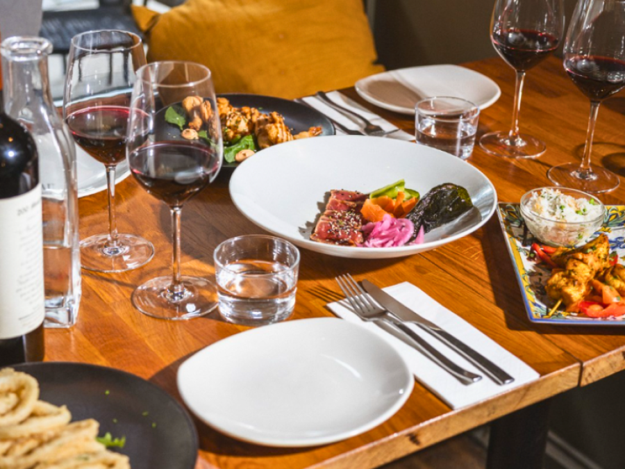 Spar 15% i aften: El Tapeo de Cervantes har samlet det bedste fra deres tid i Malaga og kombineret det med København. Restauranten har fået 4 flotte stjerner i Berlingske, hvor overskriften lyder: "Ny tapasrestaurant serverer »guddommelige skaldyr« og er vanedannende nok til at gøre anmelderen til stamkunde". Book hér og få rabat på hele regningen!