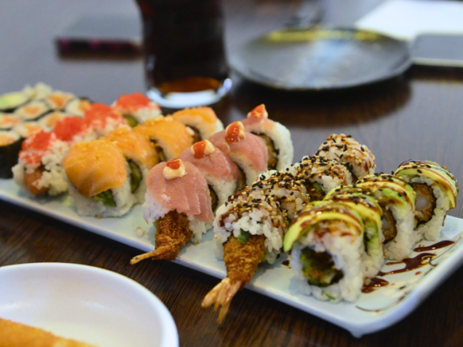 Spar 20% i aften: Forkæl dig selv med japansk sushi i høj kvalitet, skabt af en kok med 12 års erfaring. Kom på en rejse gennem det japanske køkken - med et twist. Book hér og få rabat på hele regningen!
