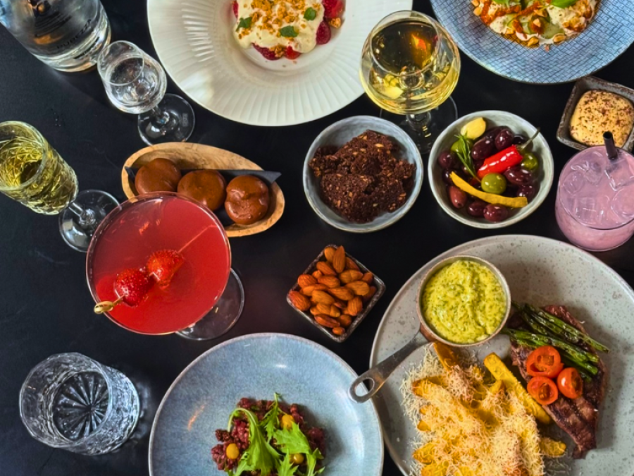 Spar 15% i aften: Ved vandkanten på solrigt hjørne forfører Darling Bistro med fransk-inspirerede bistroretter i delevenlige portioner. Berlingske skrev "Darling Bistro kan blive bistroscenens nye darling." Restauranten er desuden blevet hædret med Tripadvisor's Travelers' Choice-pris i 2022. Book hér og få rabat på hele regningen!