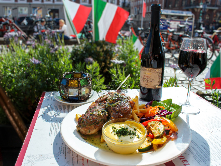 Spar 15% i aften: Hos La Sirène på solsiden i Nyhavn, kan du nyde italienske specialiteter med udsigt over Københavns smukke kanaler. Book hér og få rabat på hele regningen!