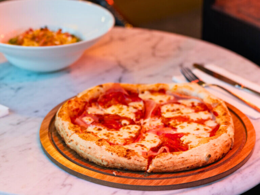 Spar 20% i aften: I 23 år, siden 2002, har Sole D'Italia forkælet gæster med klassiske italienske retter. Prøv f.eks. deres pizzaer, hvor dejen har fermenteret i 72 timer, inden den bages i en traditionel stenovn, og hvor de friske ingredienser importeres direkte fra Norditalien. Book hér og få rabat på hele regningen!