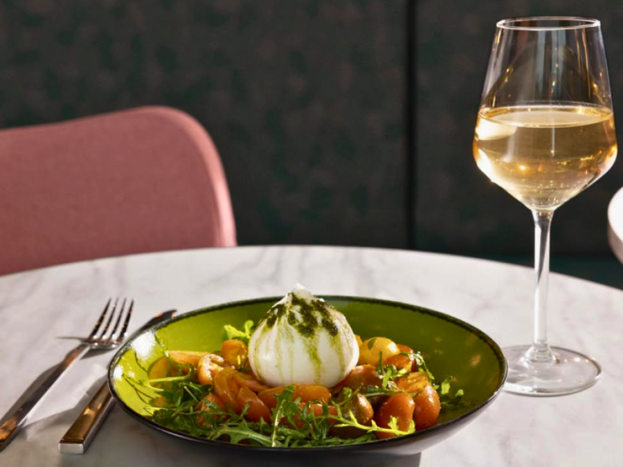 Spar 20% i aften: Oplev den farverige og indbydende Urban Kitchen & Bar i Ørestad. Her mødes moderne bistroretter, kreativ indretning og en hyggelig social atmosfære, som skaber et uformelt samlingspunkt for både lokale og besøgende. Book hér og få rabat på hele regningen!