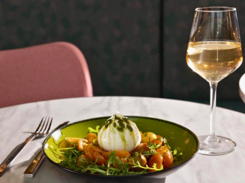 Spar 20% i aften: Oplev den farverige og indbydende Urban Kitchen & Bar i Ørestad