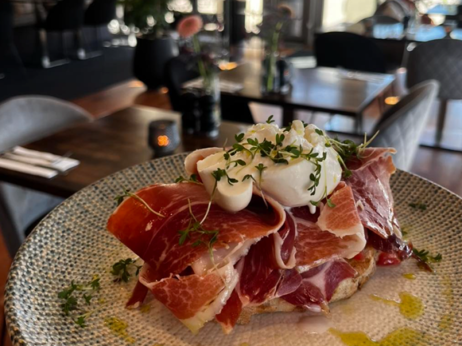 Spar 20% i aften: Velkommen til La Casa Rotonda, en autentisk italiensk trattoria ved siden af den ikoniske Rotunden på Strandvejen i Hellerup. Her laver køkkenchefen Vincenzo Zaccuri klassiske italienske retter fra bunden - fra frisklavet pasta til saftige bøffer - serveret under højt til loftet og bag store panoramavinduer. Book hér og få rabat på hele regningen!