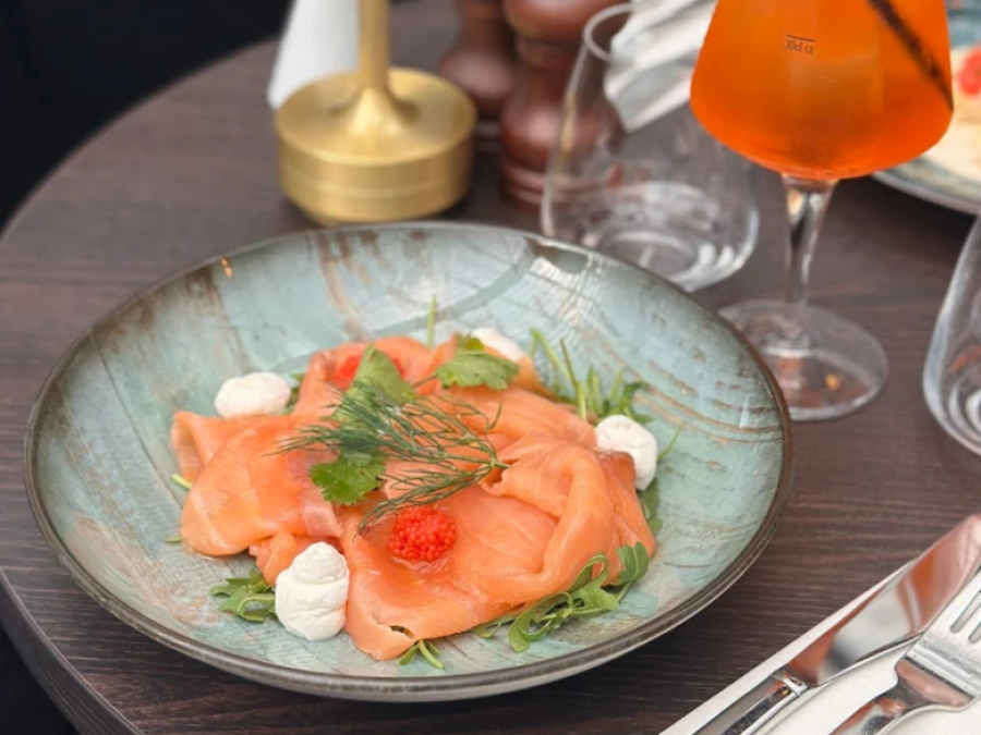 Spar 20% i aften: Velkommen til Panorama Rooftop - en bistro og bar i toppen af ILLUM midt på Strøget, med en af Københavns smukkeste udsigter ud over byens tage og tårne. Her kan du nyde alt fra en let frokost til en hyggelig middag og runde oplevelsen af med noget godt i glasset - enten indendørs eller på den store tagterrasse. Book hér og få rabat på hele regningen!