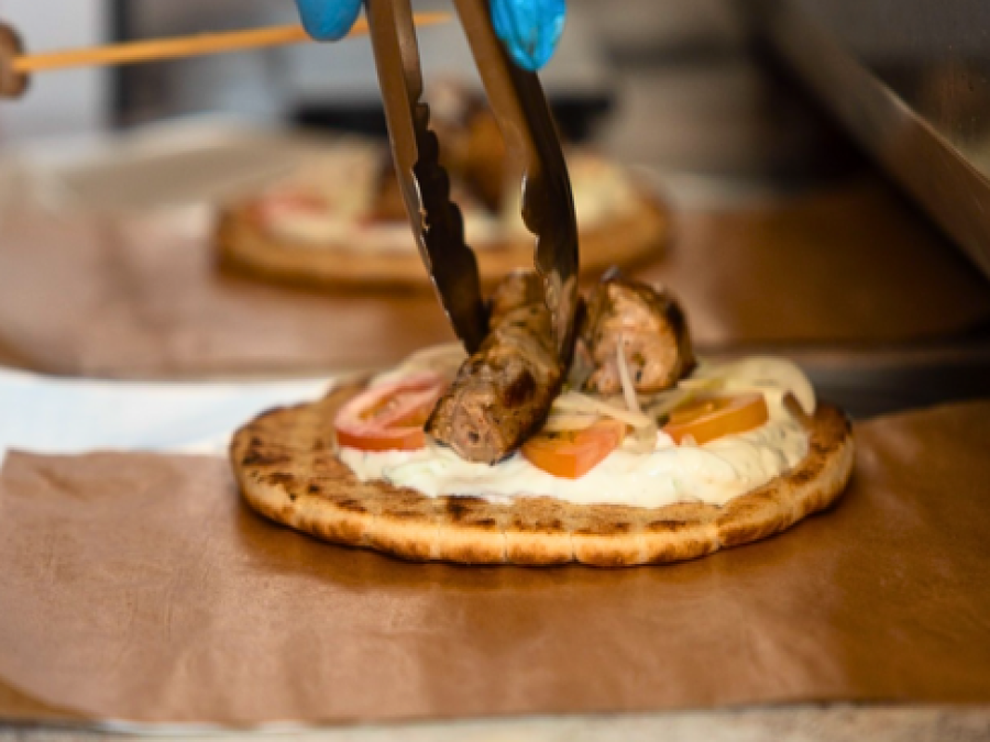 Spar 20% i aften: Hos Restaurant Græsk Smag får du en smag af Grækenland med traditionelle retter såsom gyros og græsk salat. Book hér og få rabat på hele regningen!