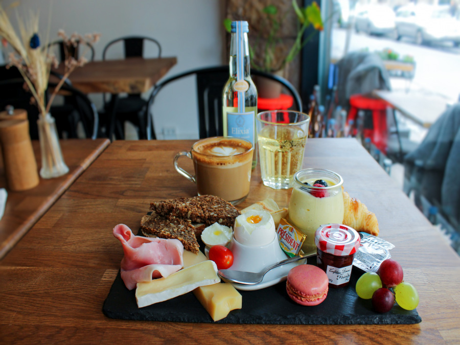 Spar 15% i aften: Hos Frenchy serveres velsmagende franske specialiteter, så autentiske at du lige så godt kunne være i Frankrig! Nyd deres lækre brunch, Croque Monsieur eller Charcuterie i den sydlandske stemning.  I 2022 blev restauranten anerkendt med TripAdvisor's "Travelers' Choice"-pris. Book hér og få rabat på hele regningen!