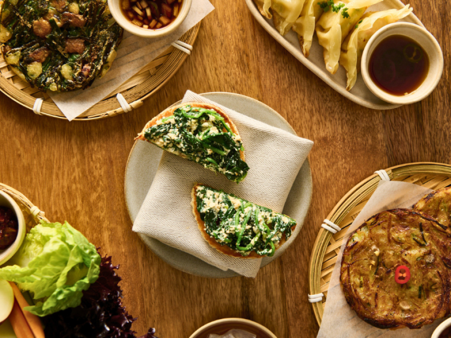 Spar 15% i aften: Oplev smag og fællesskab hos OURI, hvor Københavns moderne rammer møder autentiske madtraditioner, serveret af et passioneret team fra Korea. Book hér og få rabat på hele regningen!
